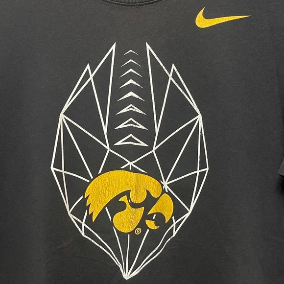 the University of Iowa Hawkeyes crewneck College Sports football casual T-shirt - Picture 2 of 6